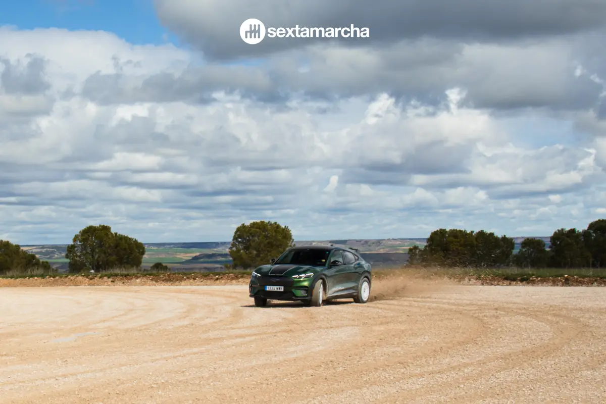 Ford Mustang Mach-E Rally derrapando