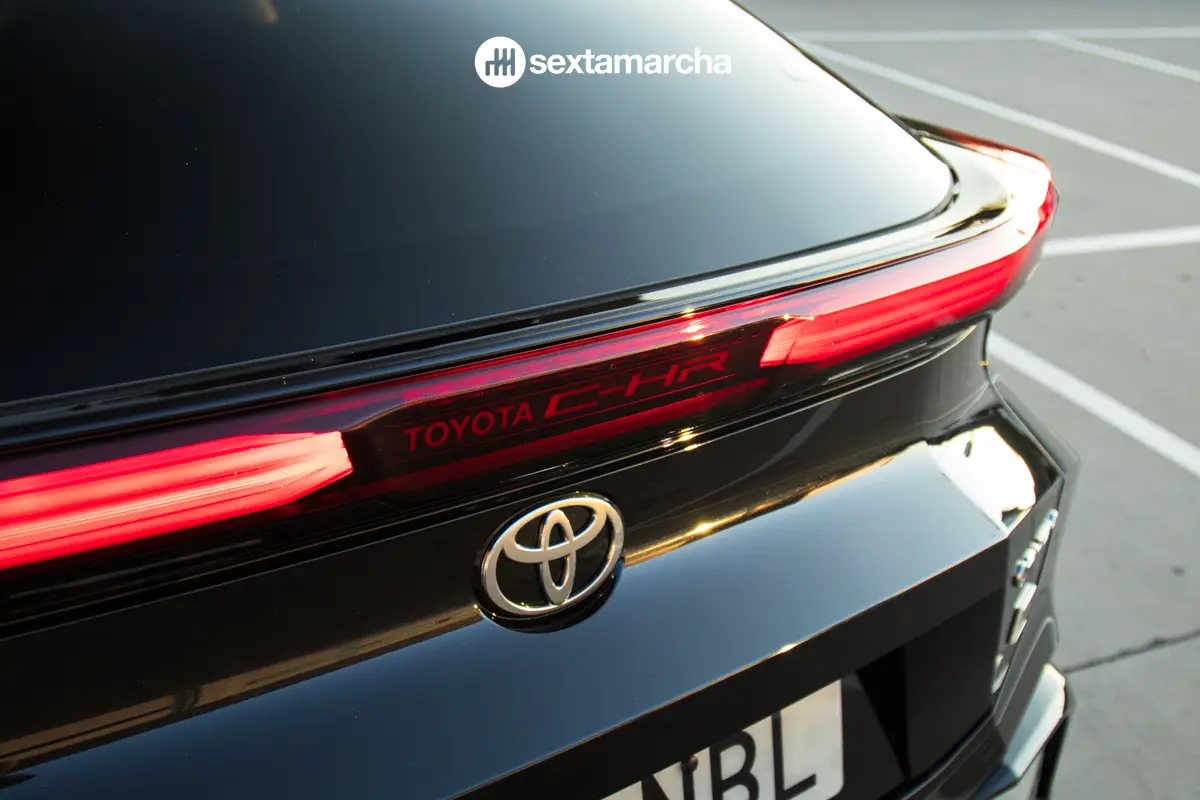Firma lumínica del nuevo Toyota CHR en la trasera