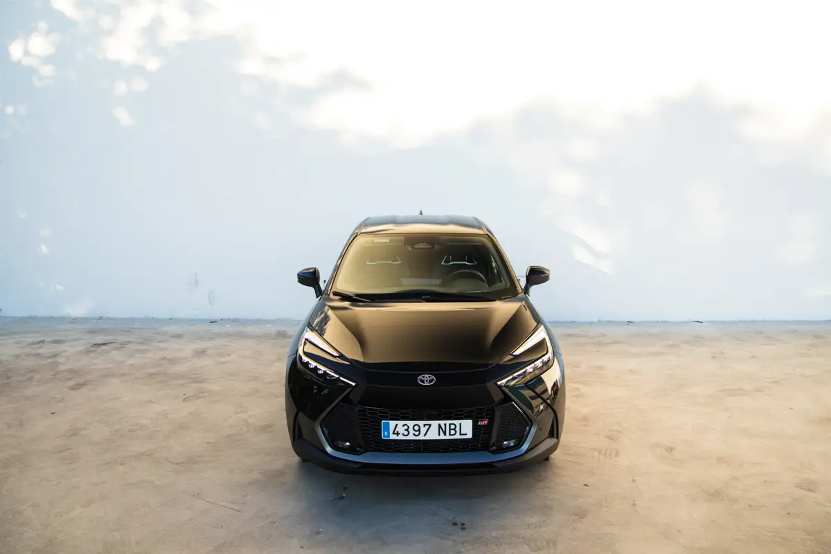 Vista frontal elevada del Toyota C-HR PHEV