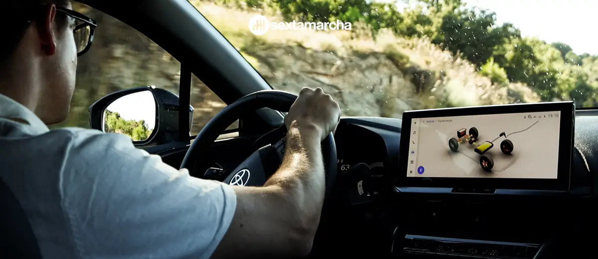 Toyota C-HR en marcha conduciendo