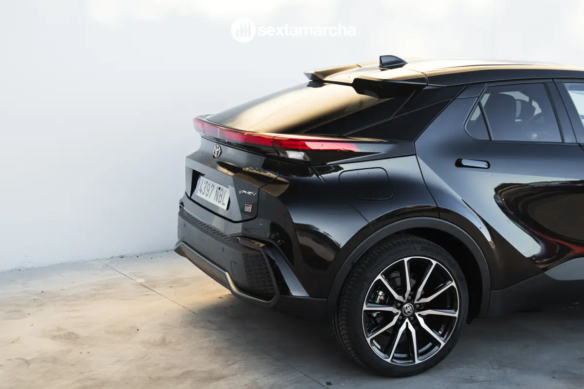 Detalle punto de carga del Toyota C-HR PHEV