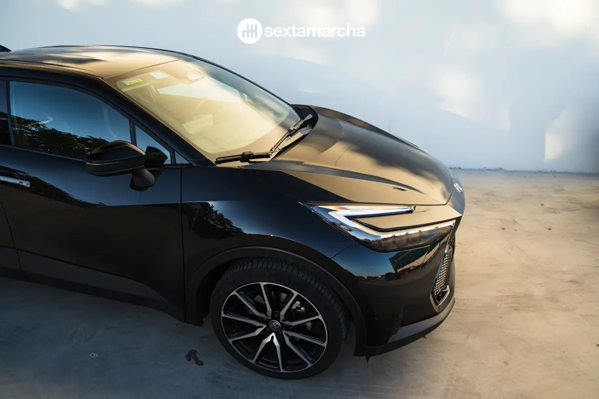 Vista tres cuartos del frontal del Toyota C-HR GR Sport