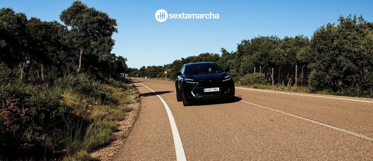 Toyota C-HR en carretera de curvas