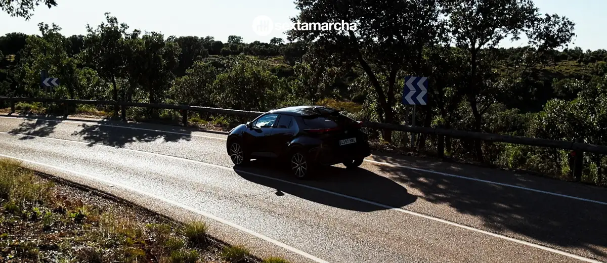 Toyota C-HR GR Sport en curva