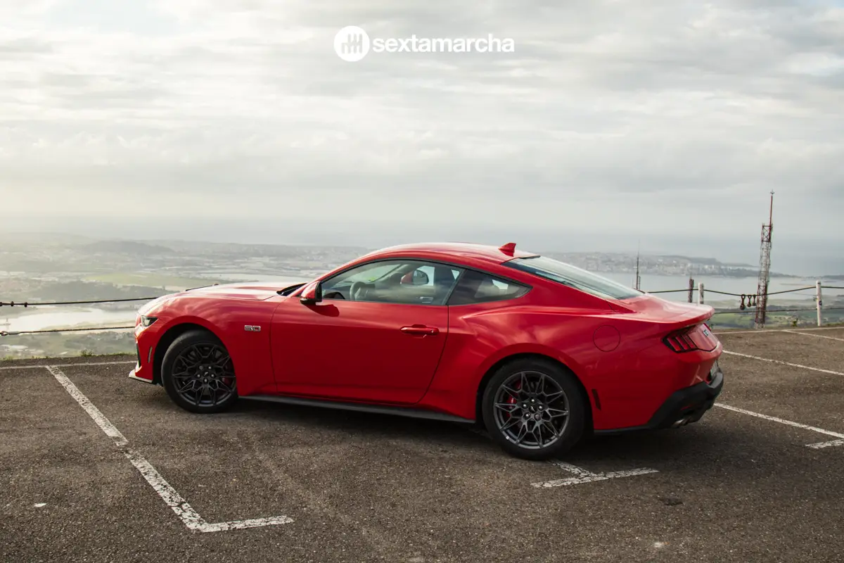 ord Mustang GT manual 5.0 V8 rojo vista trasera tres cuartos prueba SextaMarcha
