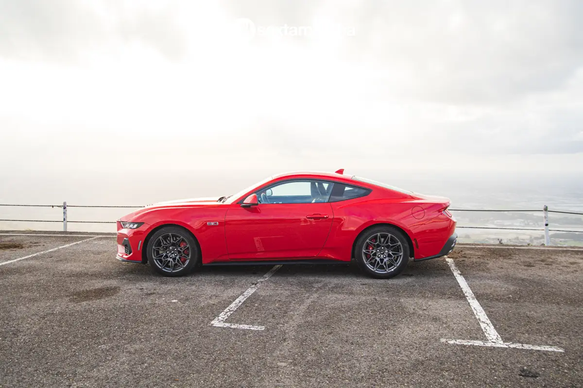 Vista lateral Ford Mustang GT 2026