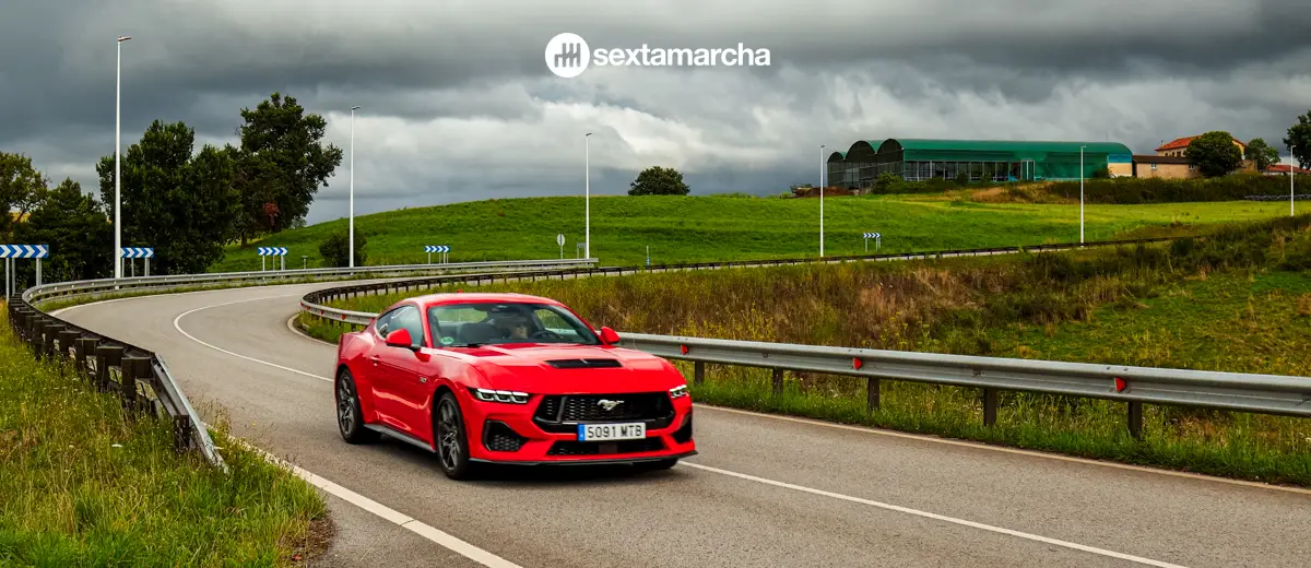 Ford Mustang GT en movimiento