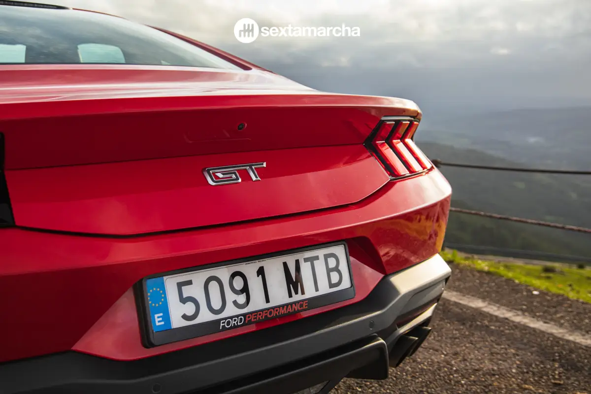 Detalle escapes Ford Mustang GT 2026