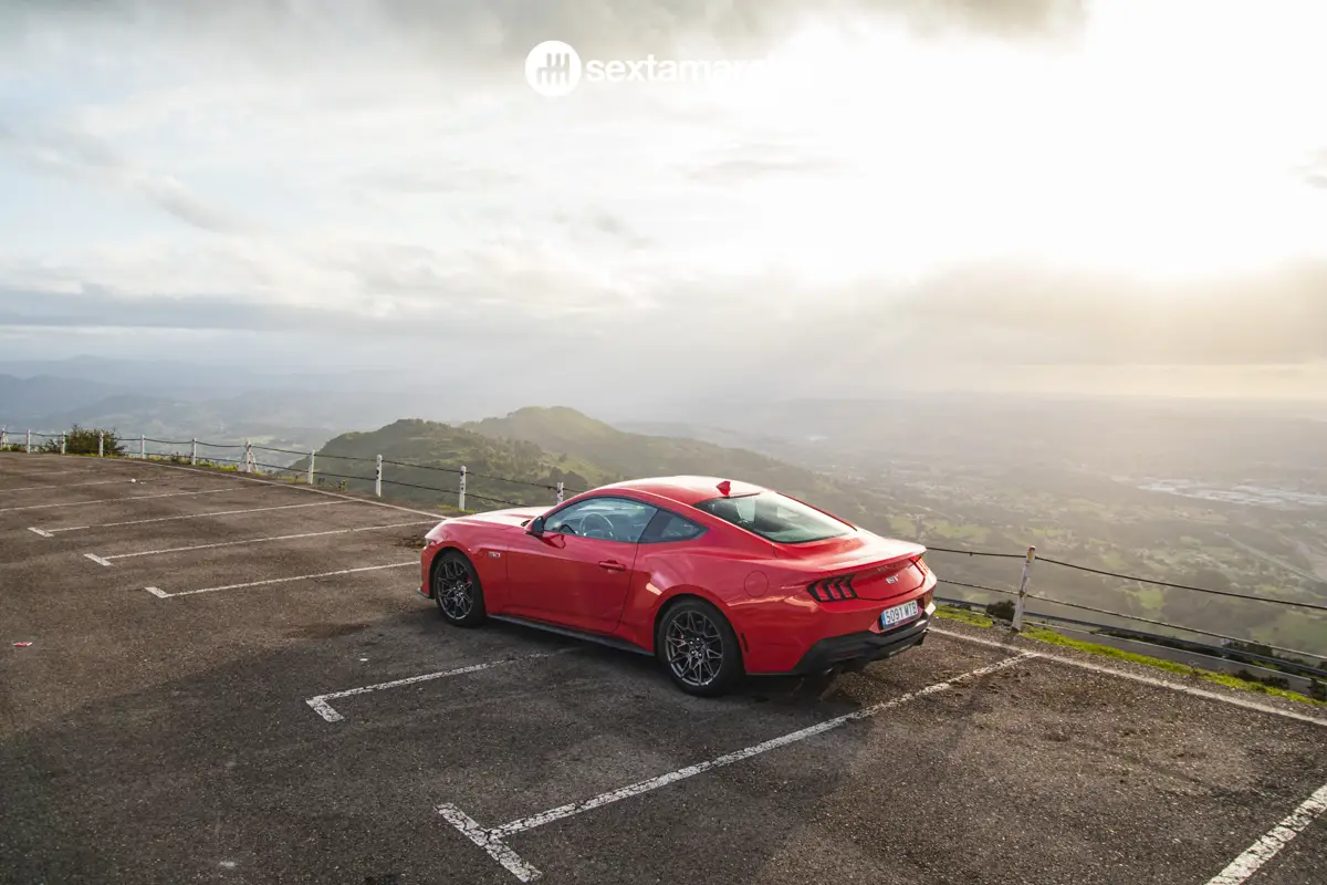 Ford Mustang GT en una carretera de montaña
