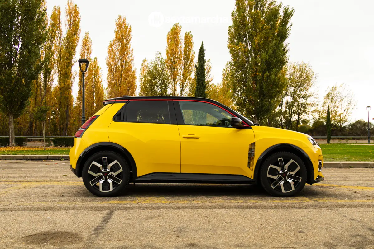 Vista lateral Renault 5 E-Tech