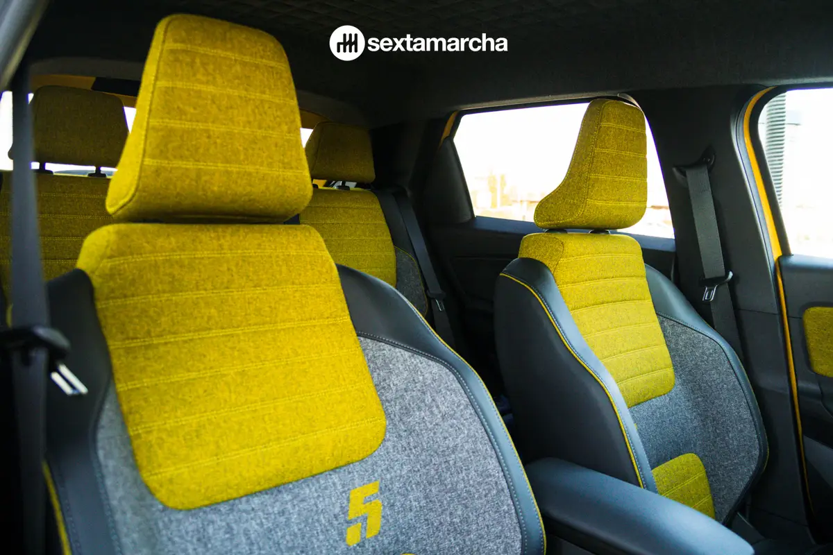 asientos amarillos renault 5 eléctrico