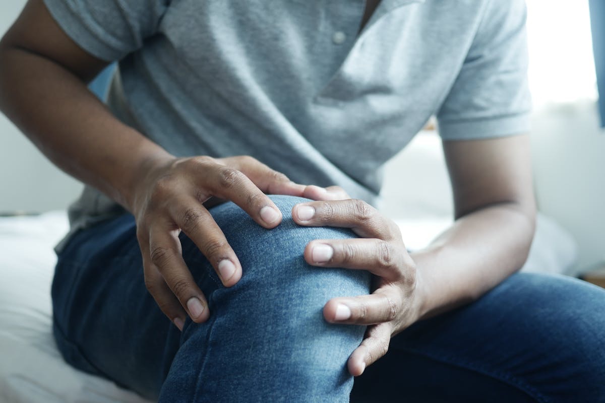 man with knee pain wondering if collagen supplementation will help