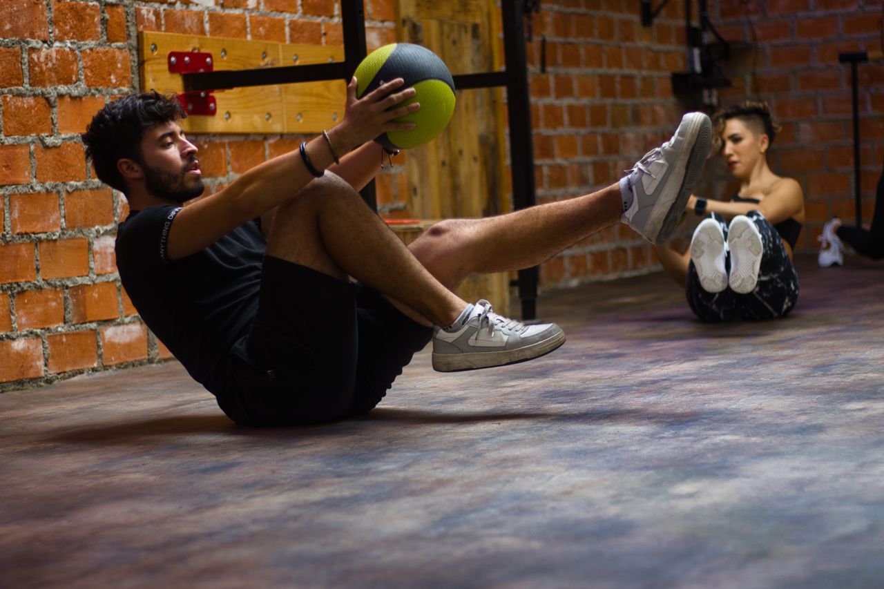 man doing crunches, exemplifying improved exercise performance