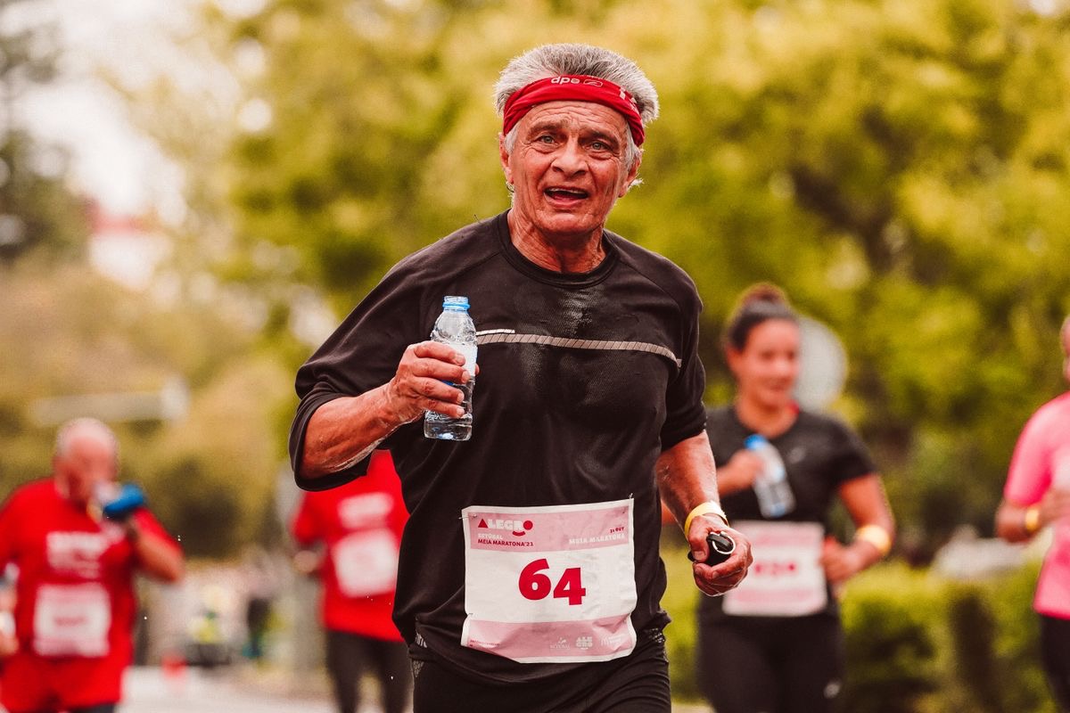 older man with a healthy lifestyle competing in a marathon
