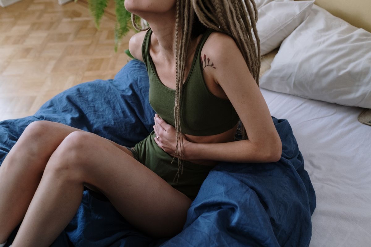 woman experiencing digestive upset caused by leaky gut syndrome