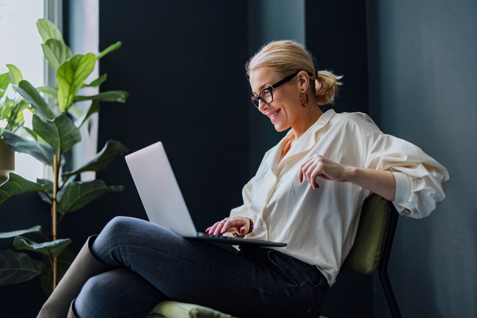 A woman participates in a structured leadership program on her laptop