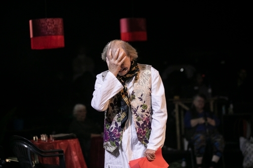 Svetozar Cvetković (Aegisthus), an older white man on stage holding his face with his right hand