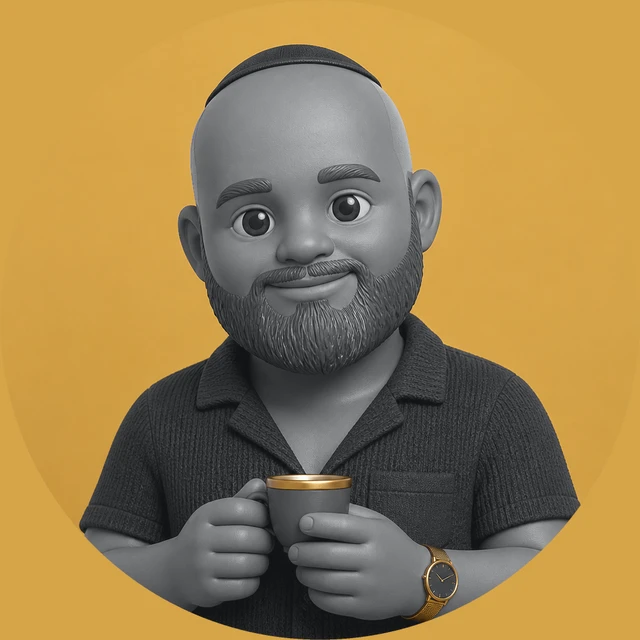 אליקים, מזוקן וחובש כיפה, מחזיק כוס אספרסו, עם שעון זהב