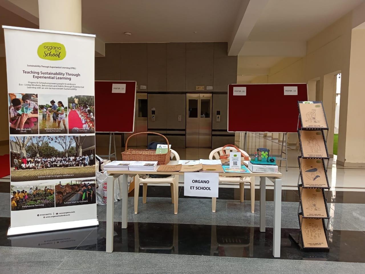 A table and chairs in a roomAI-generated content may be incorrect.