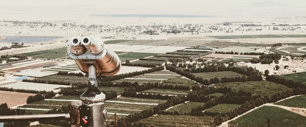 Mirador hacia un campo verde