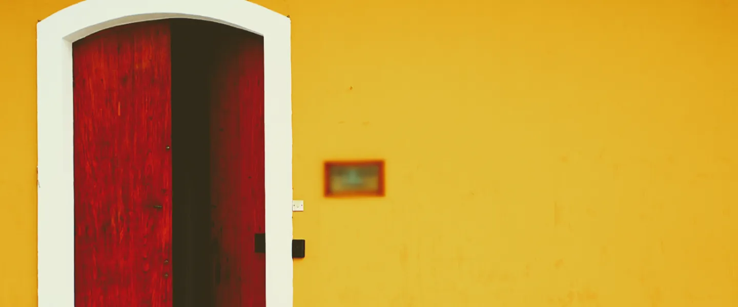 Vista fronta de una doble puerta de madera entreabierta