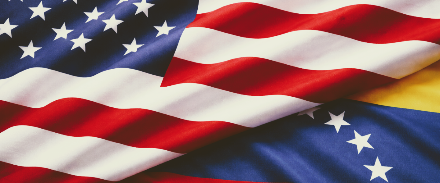 Bandera de Estados Unidos cubriendo la de Venezuela