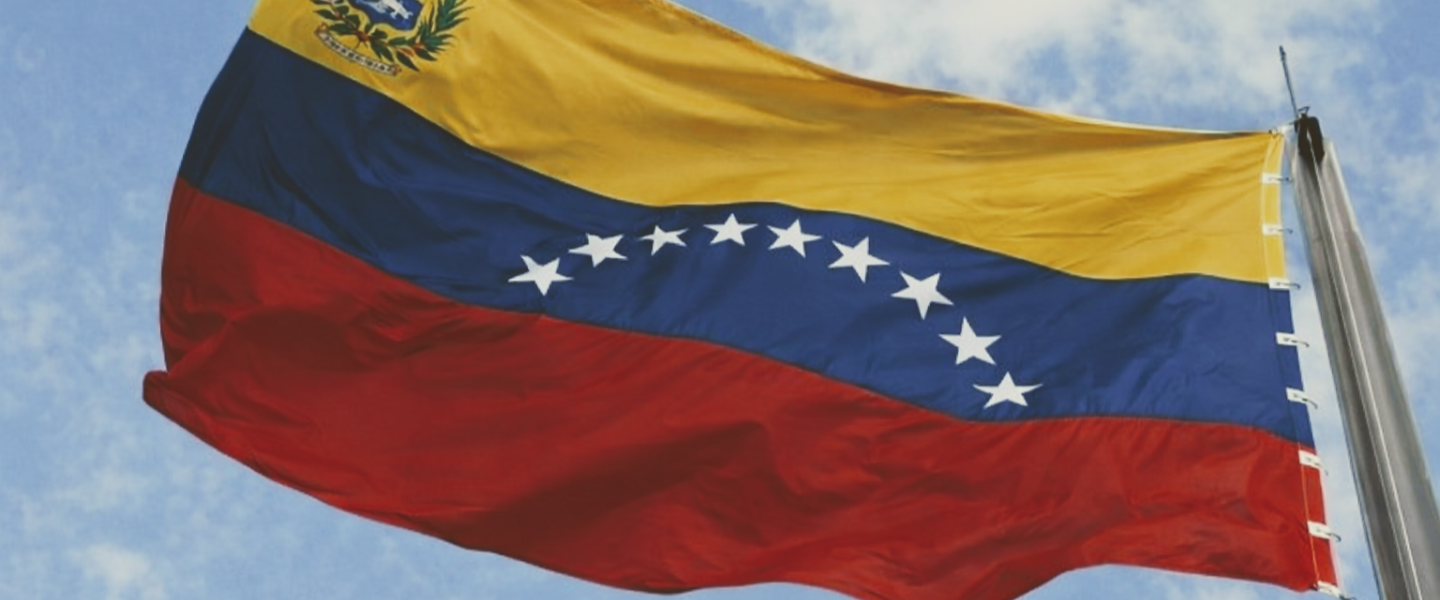 Bandera de Venezuela ondeando en el viento