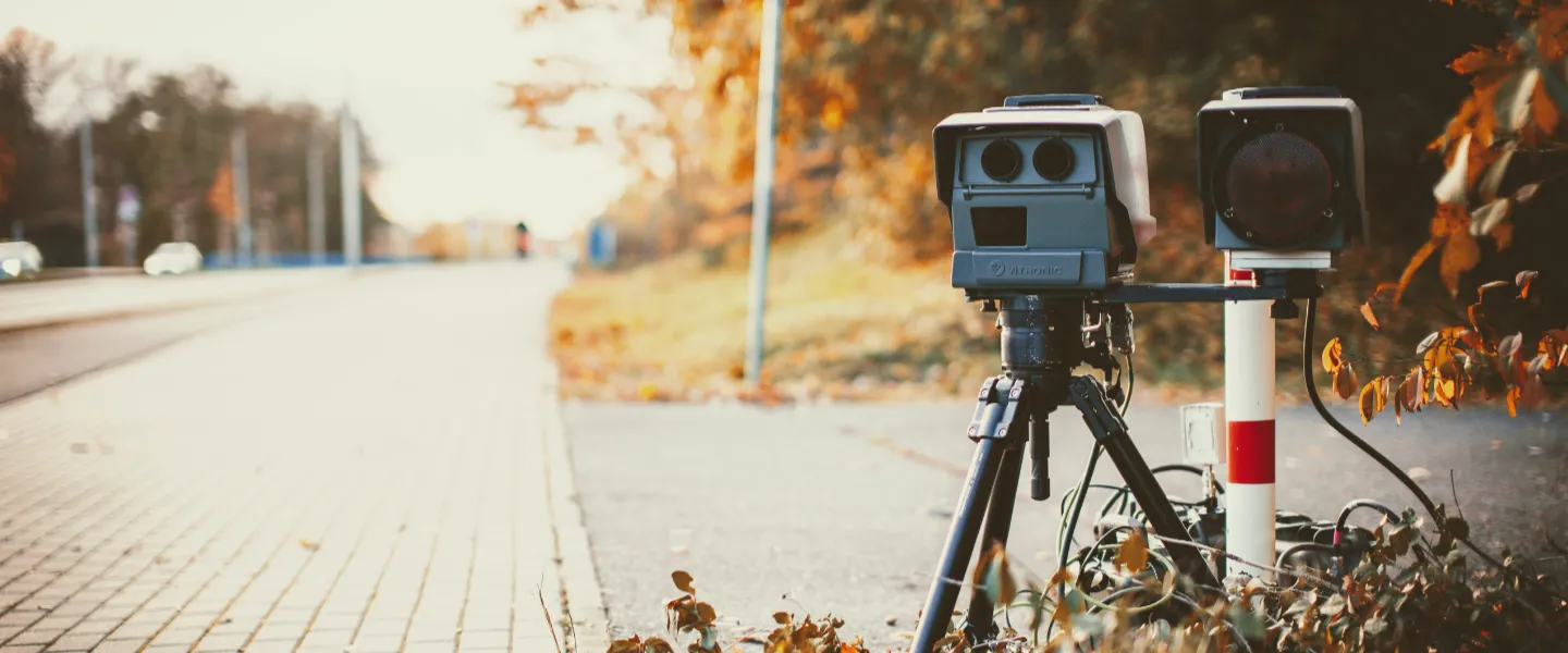 Cámara de control de velocidad de tránsito y fotomultas.