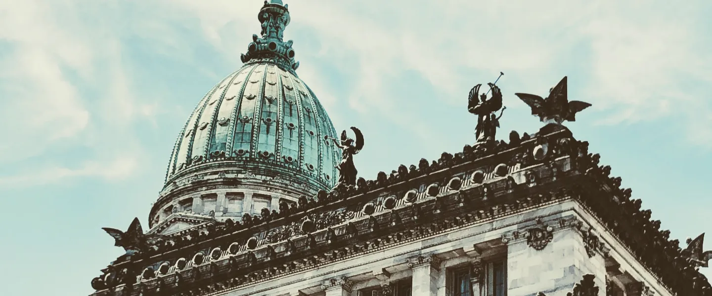 Plano contrapicado de la cúpula del Congreso de la Nacion Argentina