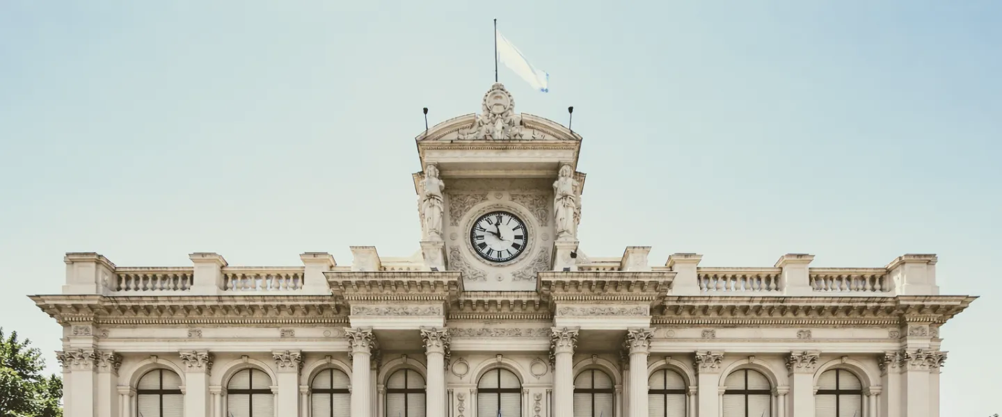 Vista frontal de la mitad superior del edificio del Banco Central de la República Argentina