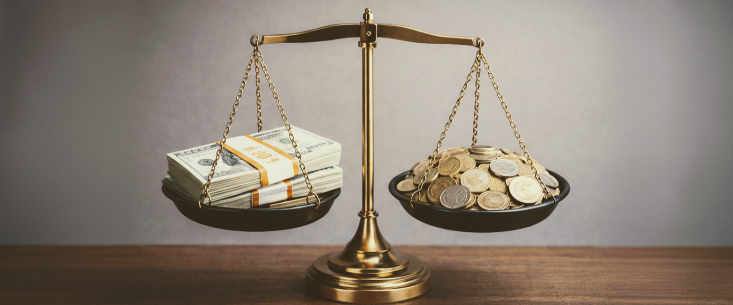 Balanzas con dólares y monedas