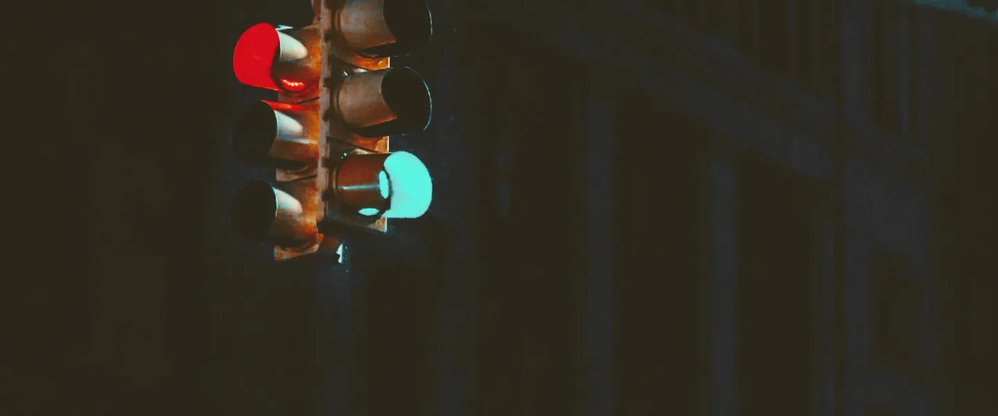 Semáforos que muestran una luz roja y otro una luz verde