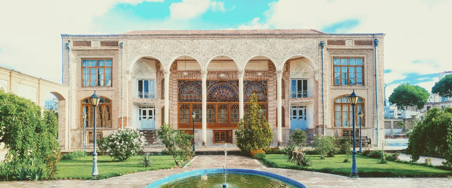 Toma frontal de una mansión iraní