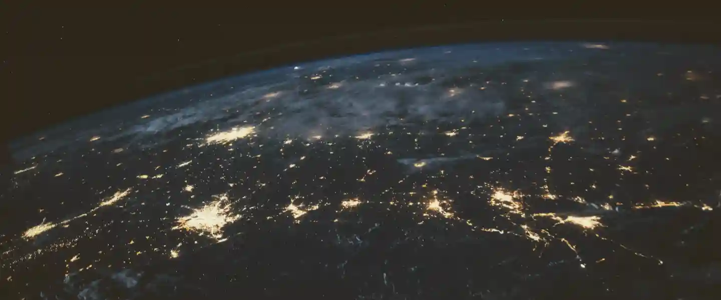 Imagen de ciudades iluminadas vistas desde el espacio