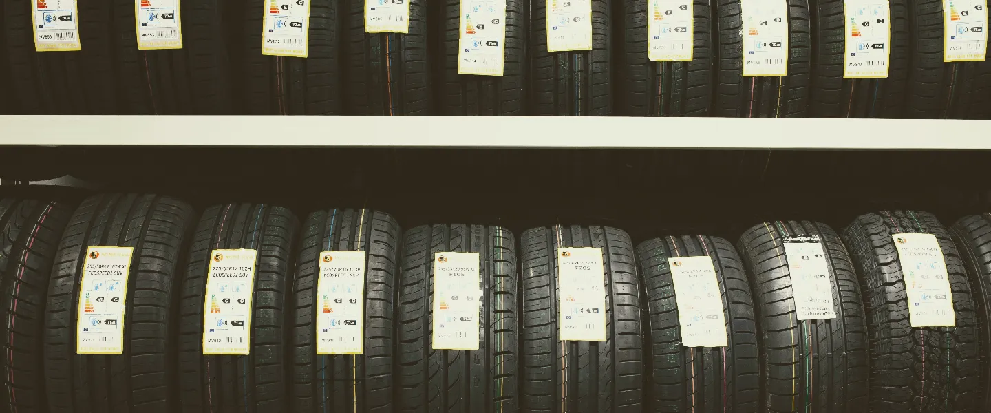 Estantes repletos de neumáticos nuevos en exposición