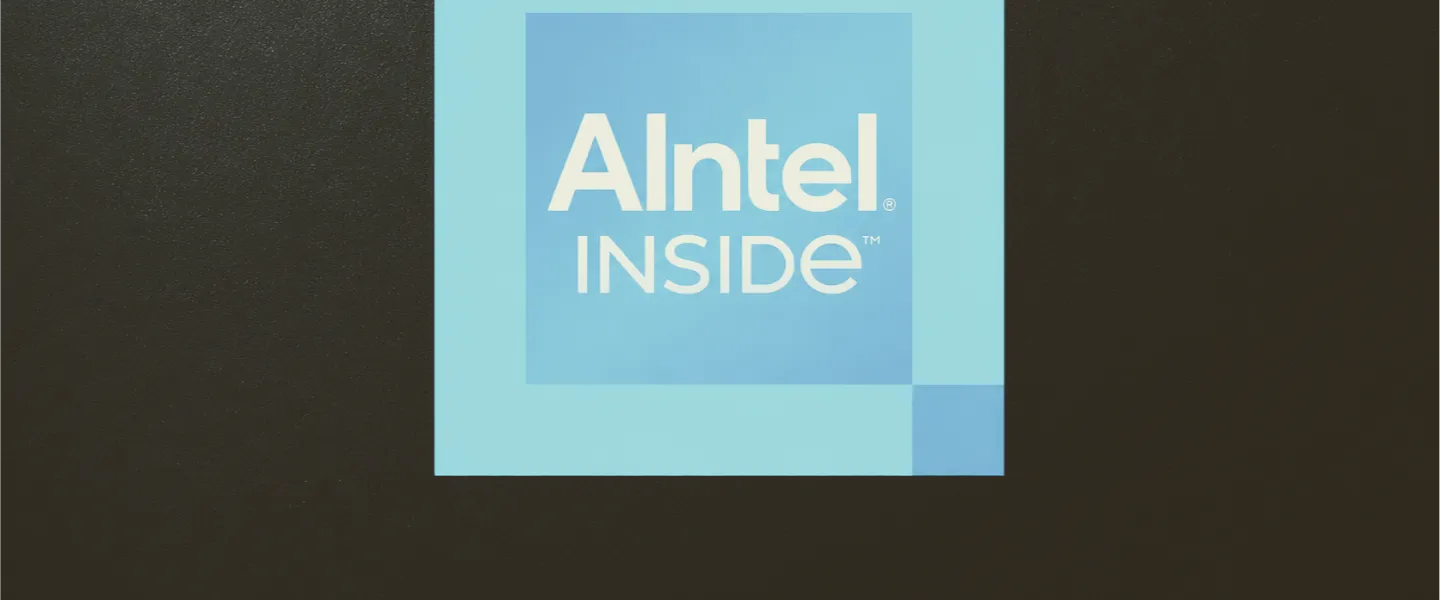 Calco de Intel Inside sobre la carcasa de una notebook pero que su texto dice AIntel inside