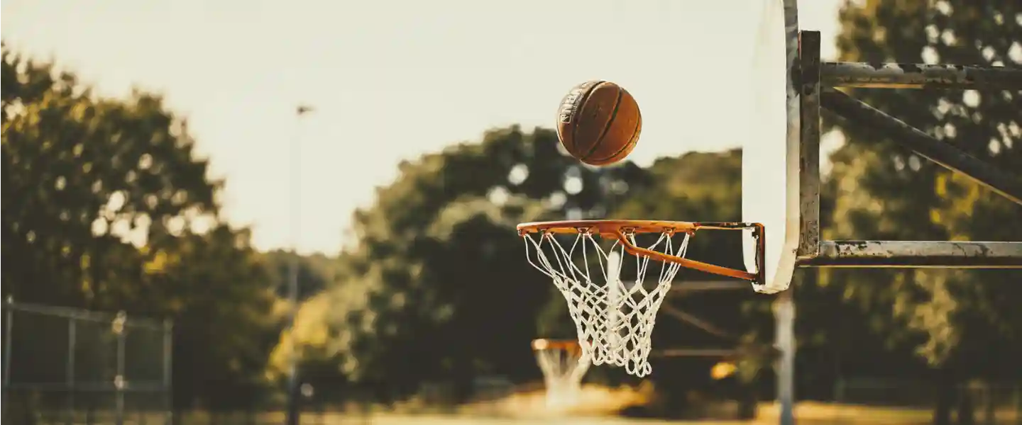 Pelota de básquet a punto de encestar