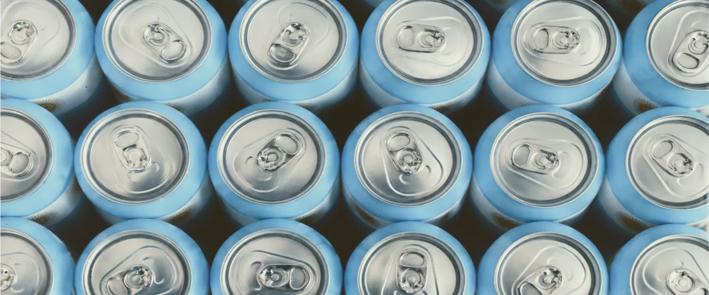 Vista cenital de un conjunto de latas de aluminio que llevan una etiqueta con la bandera argentina