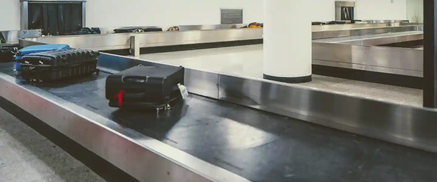 Maletas sobre una cinta de transporte de un aeropuerto