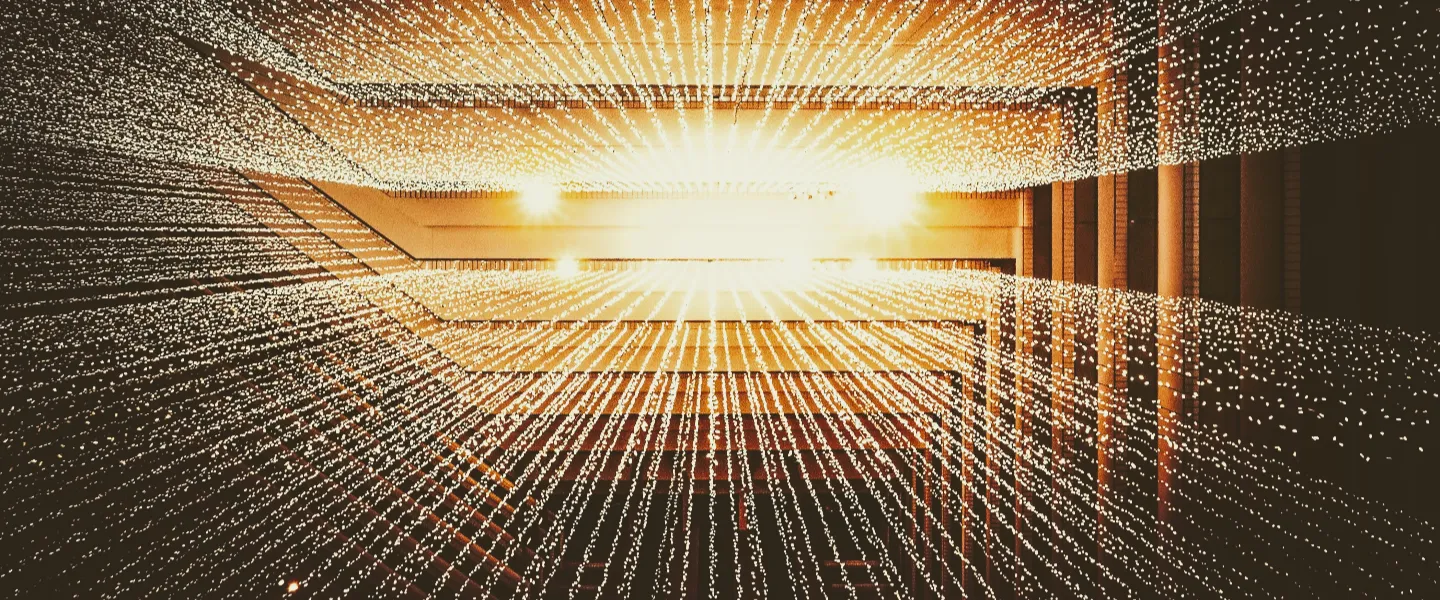 Escena de planos armados de luces que forman una fuga hacia el horizonte en una gran habitación 