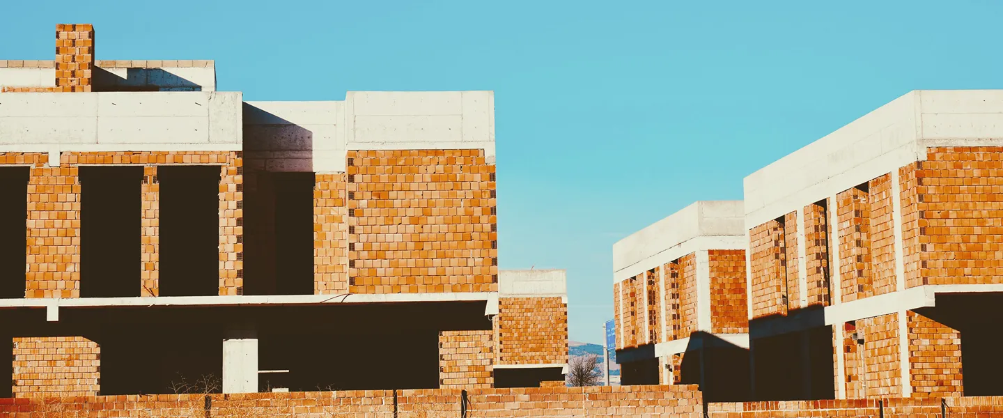 Imagen panorámica de una sección de casas de varias plantas en construcción 