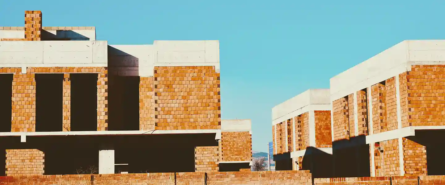 Imagen panorámica de una sección de casas de varias plantas en construcción