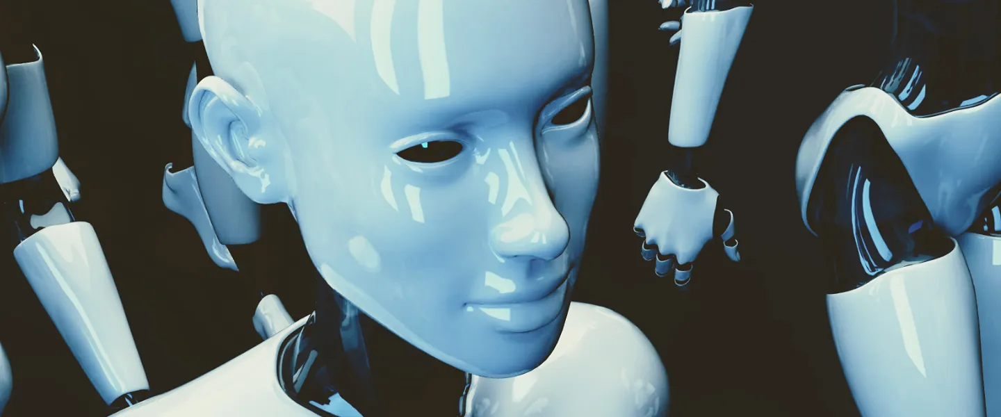 Primer plano de un robot humanoide y se ven varios robots a su alrededor