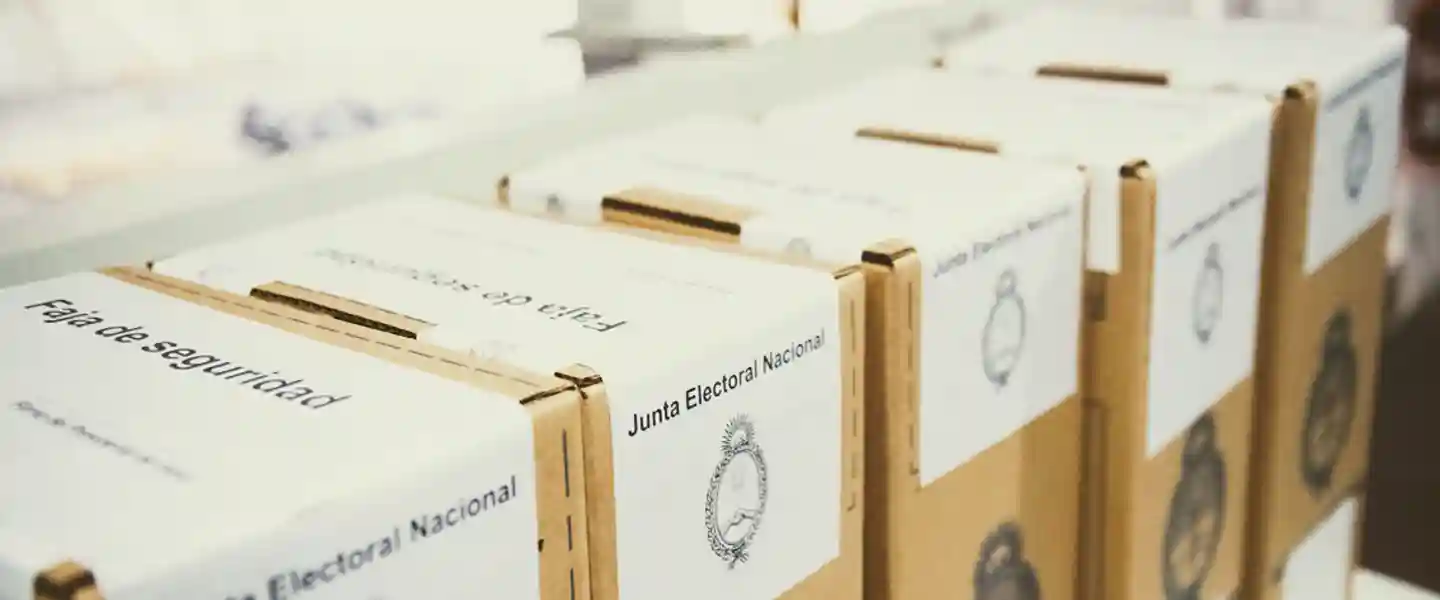 Urnas electorales de la Argentina listas para distribuir en las mesas de votación