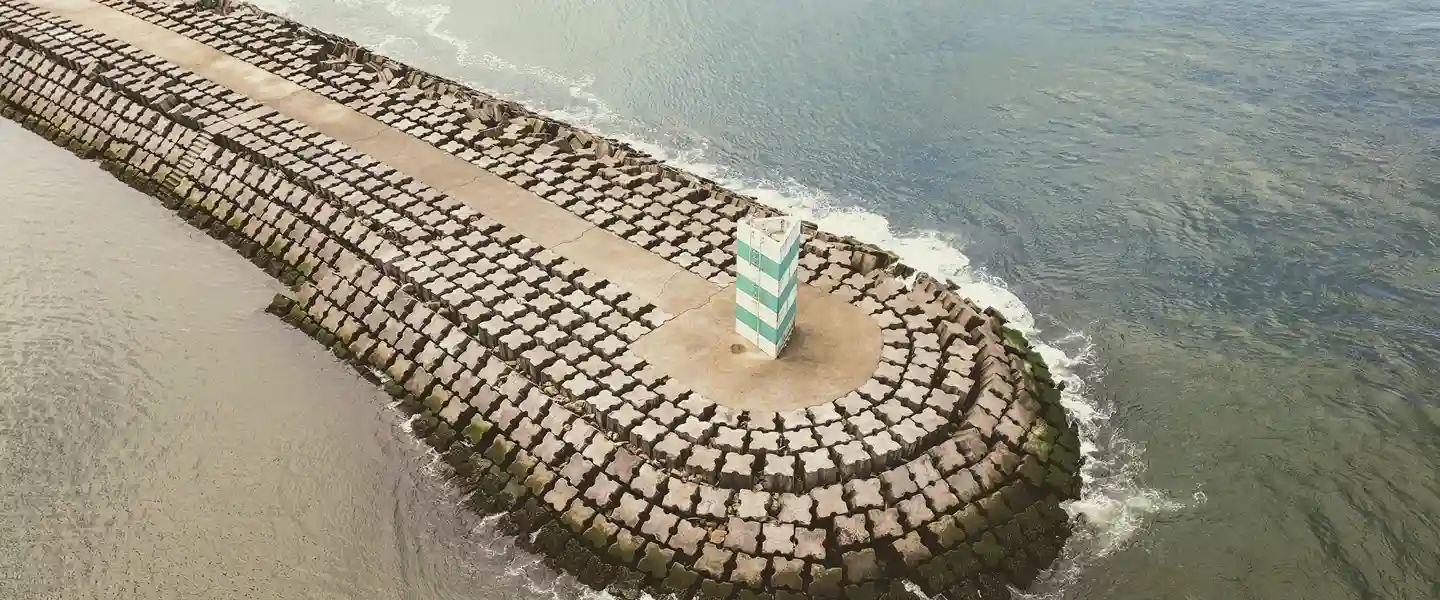 Escollera adentrandose en el mar deteniendo las olas