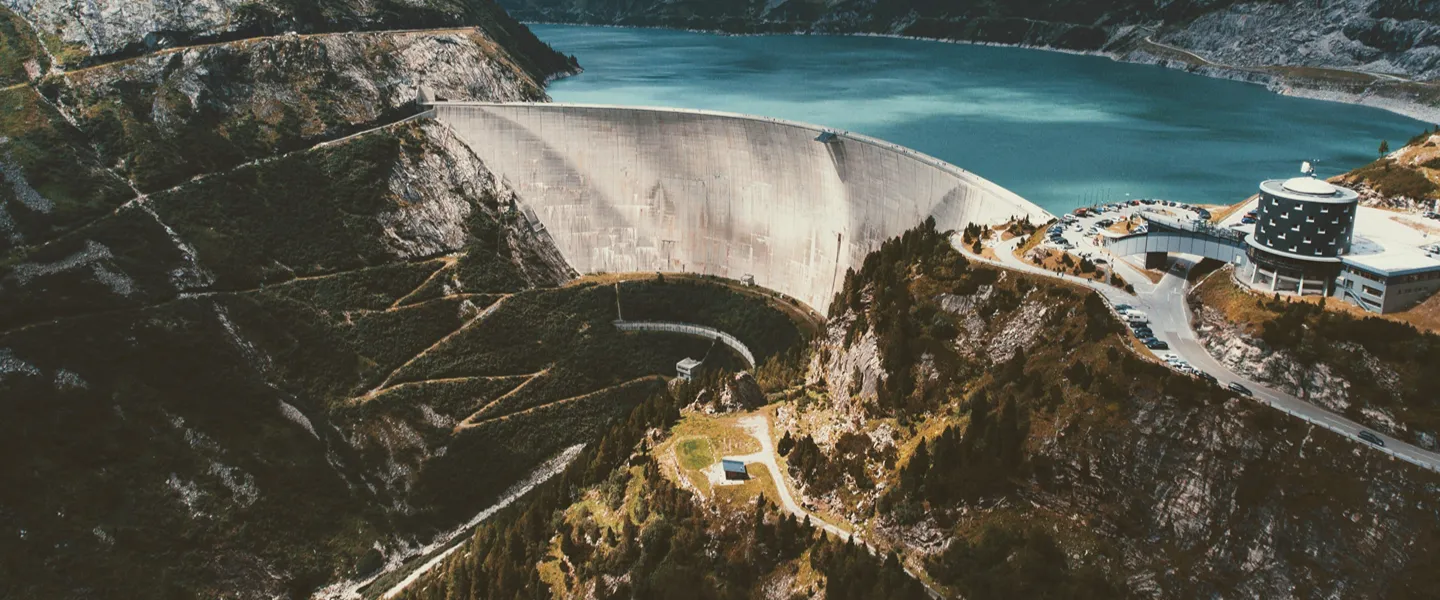 Vista aérea de una represa conteniendo todo el agua de un lago