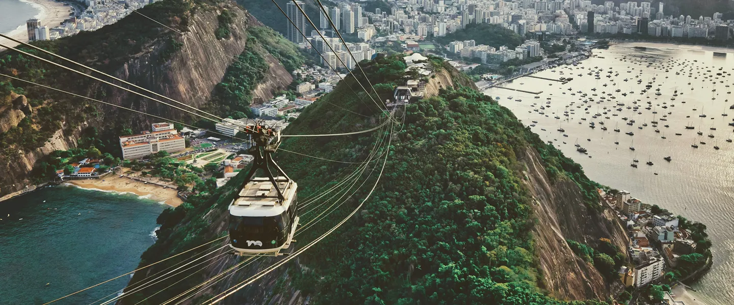 Foto panorámica de un teleférico sobre el morro de Rio