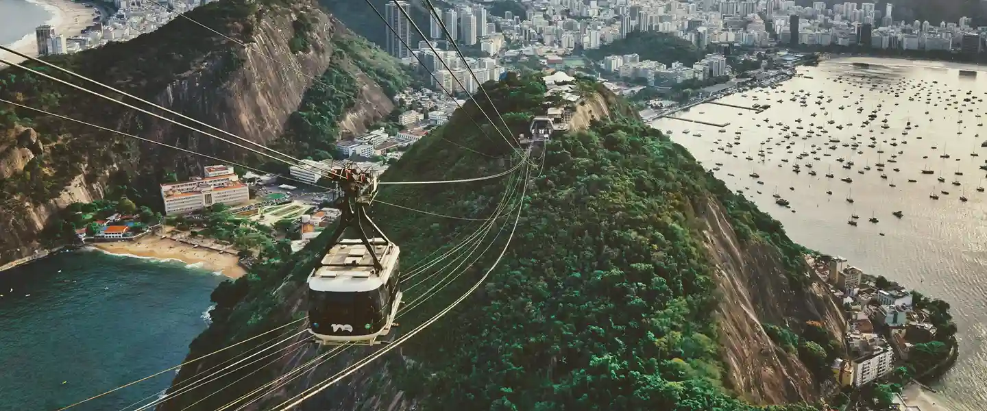 Foto panorámica de un teleférico sobre el morro de Rio
