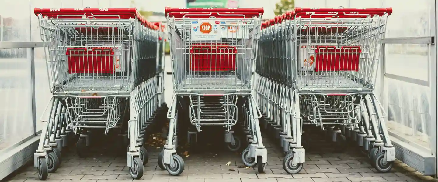 Filas de carritos de supermercado estacionados
