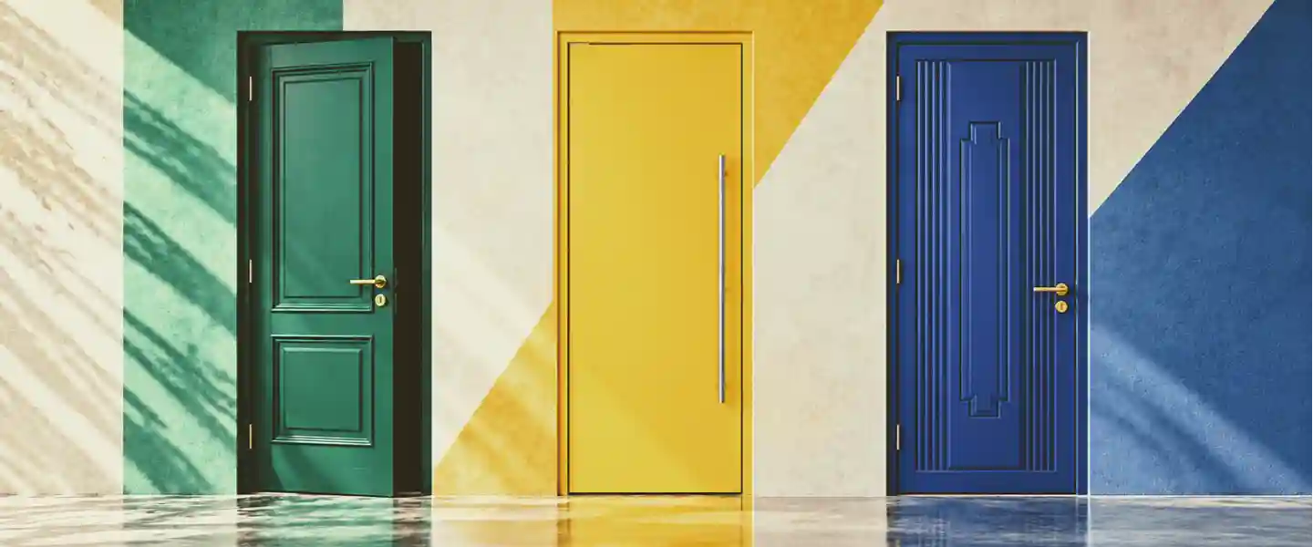 Tres puertas de color verde, amarillo y azul